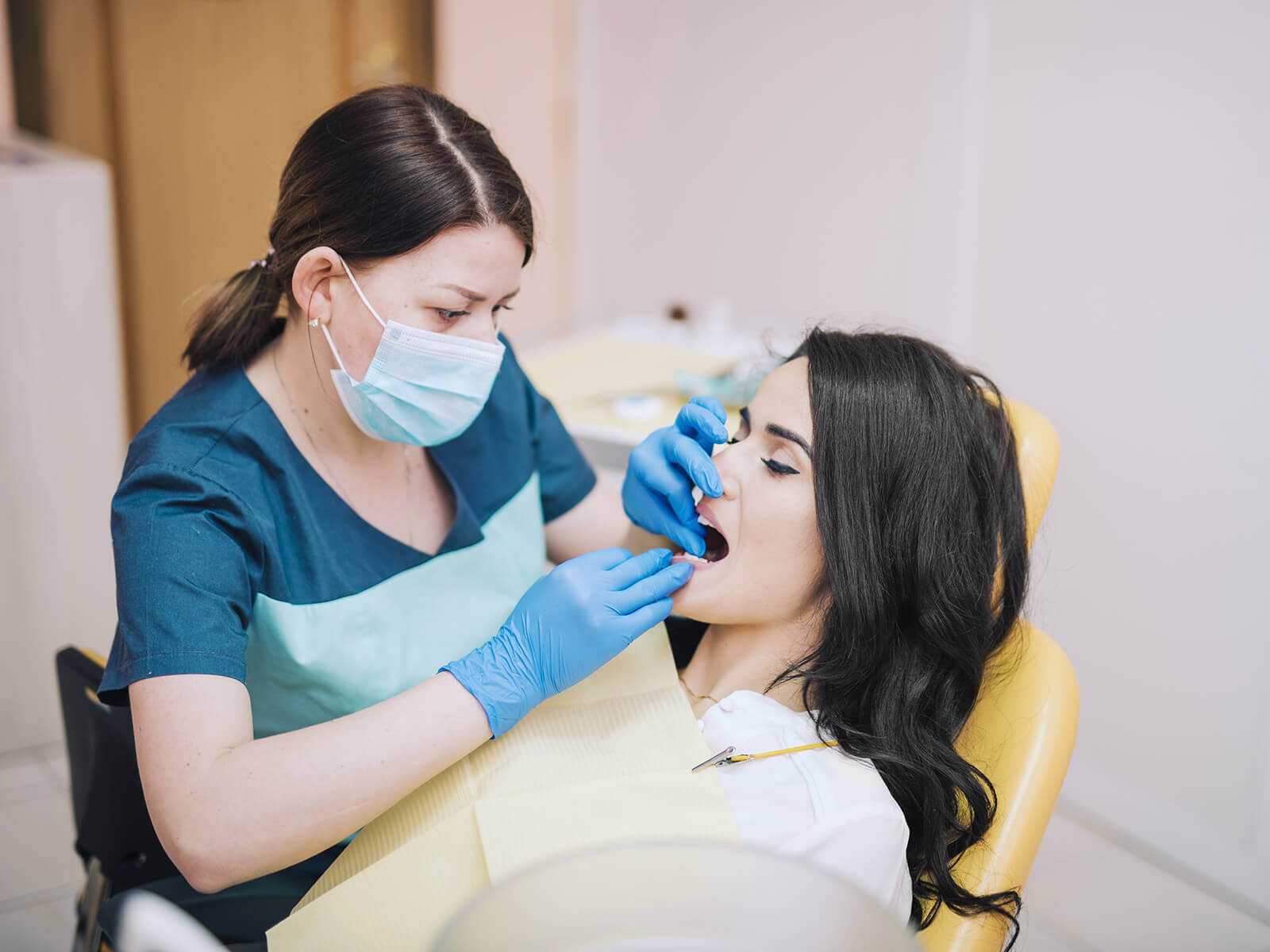 5 Tips To Help Choose The Right Implant Dentist For You